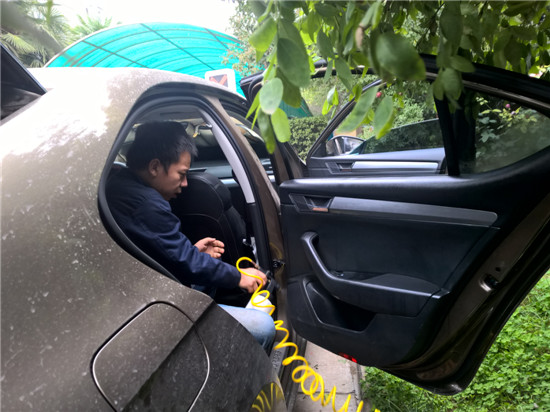 除甲醛公司工作人员在对汽车除甲醛处理