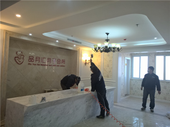 立美净除甲醛公司施工人员在对月子会所做甲醛清理工作