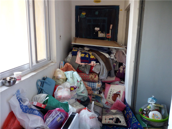 物品都堆放在楼道里 物品都堆放在楼道里